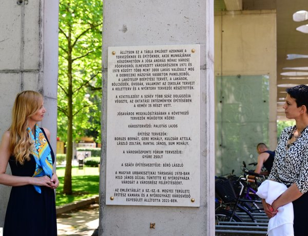 Emléktábla a Jósavárosban – A városrész felépítésén dolgozóknak állítottak emléket