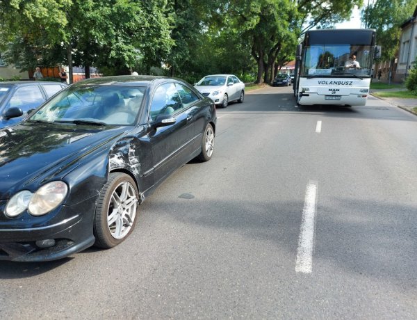 Személyautó és busz ütközött hétfőn délután a csúcsforgalomban, a Kossuth utcán