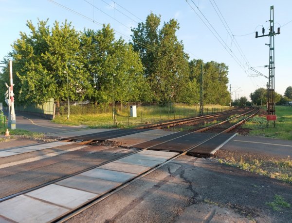 Ismét a megengedett gyorsasággal közlekedhetnek a vasúti szerelvények a Rákóczi utcánál