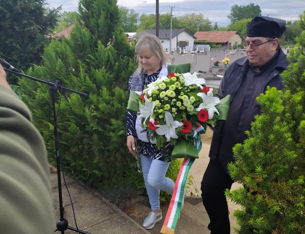 Az Orosért Közéleti Egyesület a Katolikus Temetőben lévő Hősi Emlékműnél koszorúzott