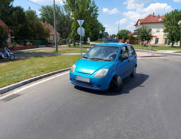 Kitört egy autó kereke a Szalag utcai körforgalomban, jelentős az anyagi kár