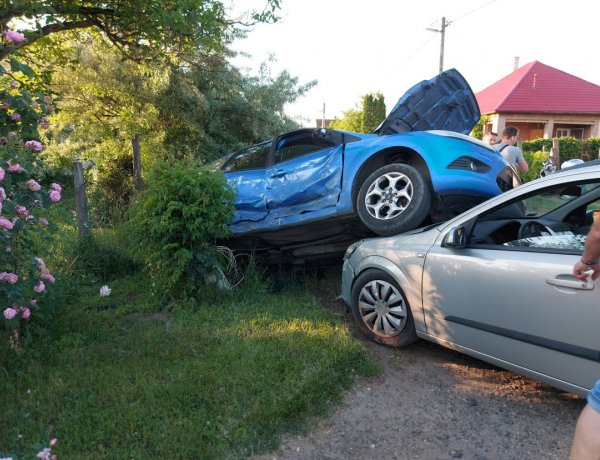 Két autó ütközött össze Nyírszőlő belterületén, egy személy kórházban