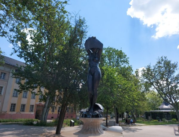 Rossz tréfa áldozata lett a belvárosi Vénusz szobor kedd éjszaka