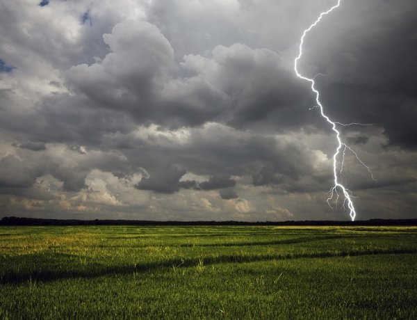 Marad a záporokkal, zivatarokkal tarkított meleg idő             