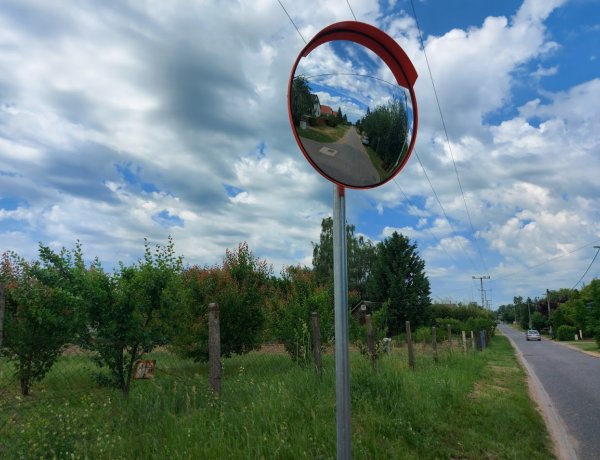 Újabb parabolatükör teszi még biztonságosabbá a közlekedést Nyírszőlősön