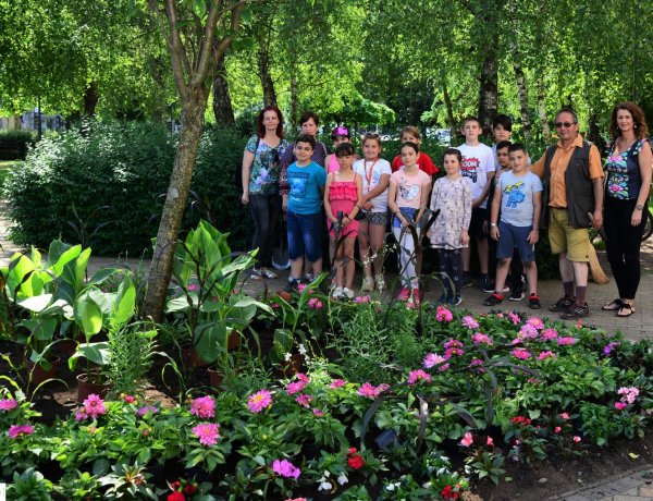 Virágot ültettek a gyerekek – Petőfis diákok a NYÍRVV Ökosuli programjában