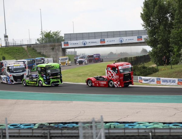 Leesett turbócső, kamion a falban, sérült szalagkorlát                 