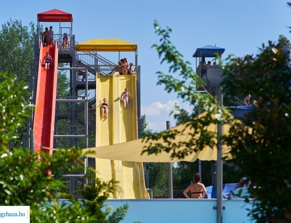 Szombat reggel nyitott meg a Parkfürdő - Az első csobbanások képekben