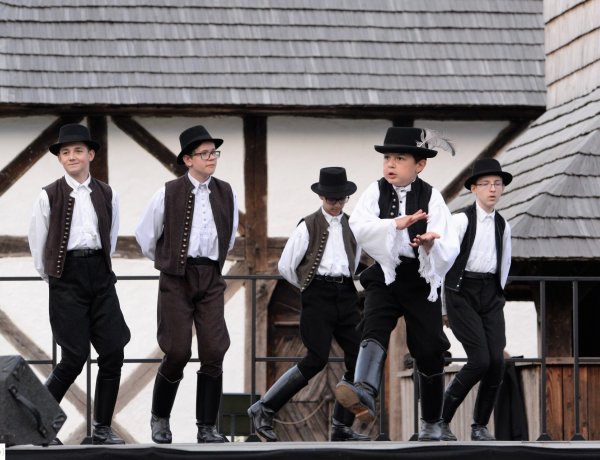 Tegnap ellepték a táncosok a Sóstói Múzeumfalut! Képeken a Verbunk Napja!