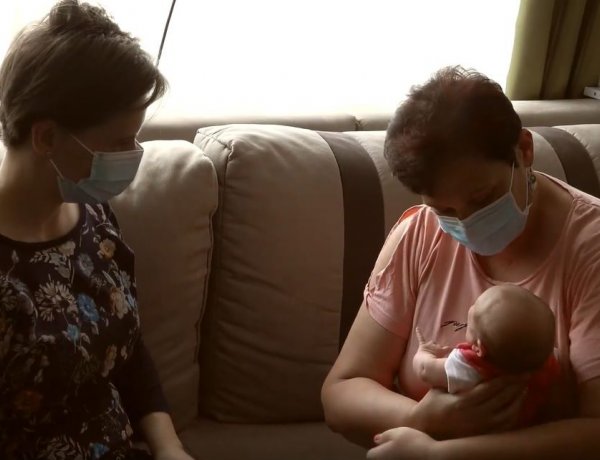 Videóban köszönte meg a kormány a védőnők munkáját                    