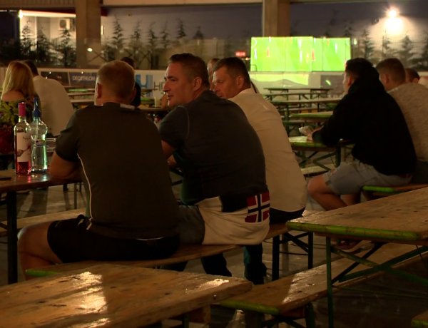 Szurkolás a jégpályán – EB teraszt alakítottak ki a sportlétesítményben