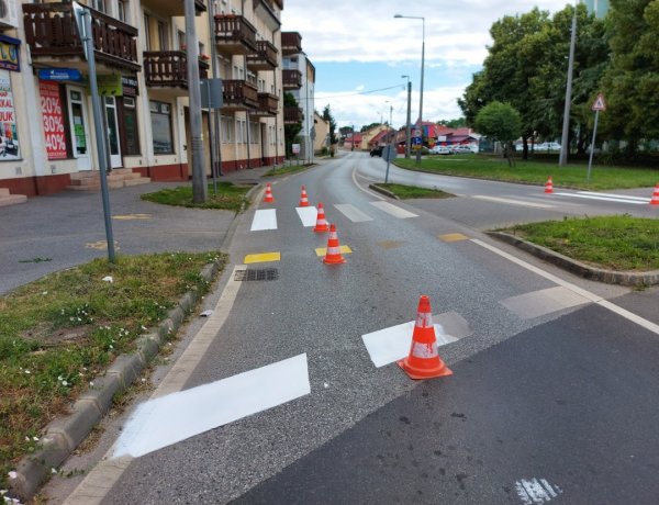 Burkolati jeleket festettek hétvégén a Szarvas utcai körforgalomnál