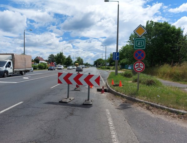 A város több pontján is a csapadékelvezető rácsok szintbehelyezését végzik a szakemberek