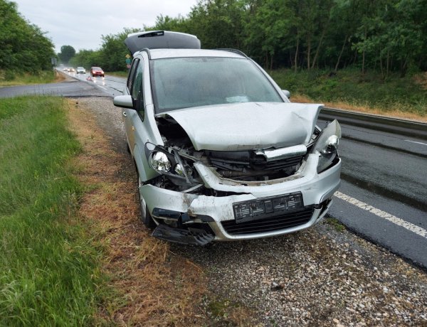 Két személyautó ütközött Nyírbogdány külterületén            