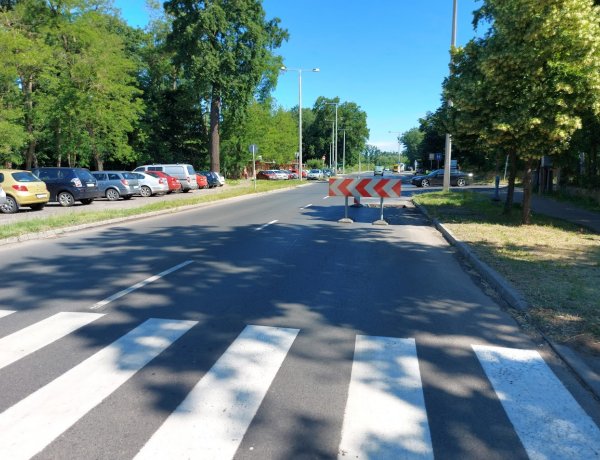 Forgalomkorlátozás mellett végzik a csapadékrácsok szintbehelyezését a Csaló köznél