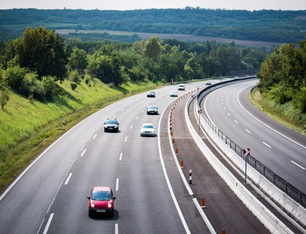 Vezessünk körültekintően – Megrázó kampánnyal hívja fel az autósok figyelmét a közút