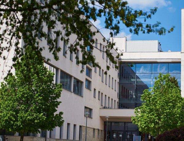 Könyvátadó – 25-féle alsós és felsős kézikönyvet kaptak a hallgatók