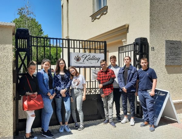 Kitűnő célpont rendhagyó órákra a Kállay-ház, a tizedikes szentimrések is ezt választották