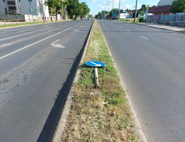 Kikerülést jelző táblát döntött ki egy kamion a Bocskai utcánál 