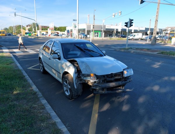 Kisodródott és villanyoszlopnak ütközött egy személyautó a Széna térnél