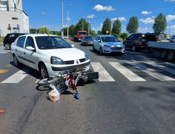 A Törzs utcánál egy elektromos kerékpáros a zebrán egy személyautóval ütközött