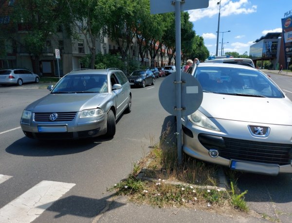 Két személyautó ütközött a Szegfű utcán, sávváltás közben             