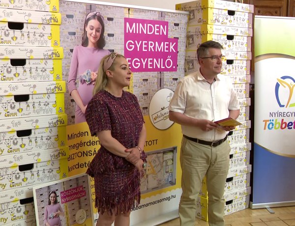 Adomány – Mintegy 50 ezer forint értékű baba-mama csomagot kapott 3 édesanya