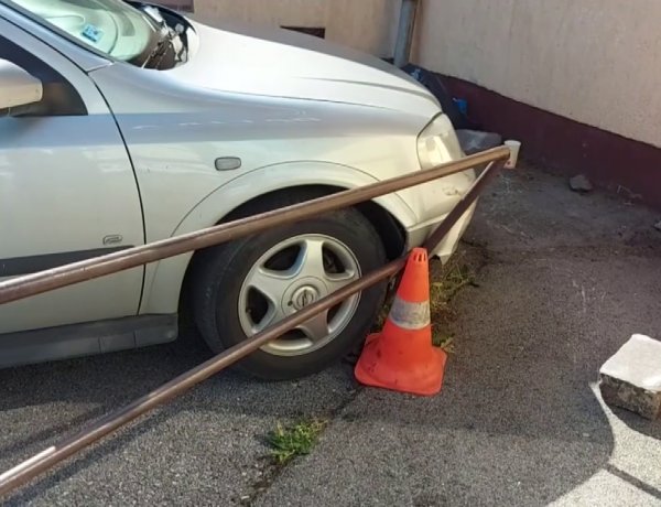 A Búza téren egy járművezető egy álló autónak ment neki     