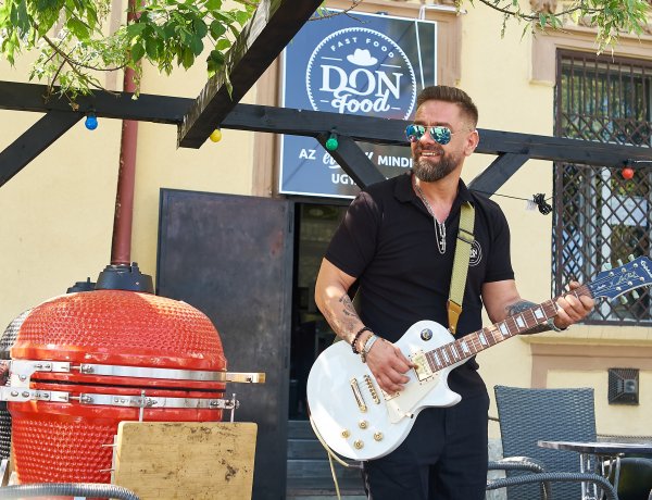 Üzenet a srácnak, aki reggelente a Bethlen Gábor utcán elektromos gitározik...