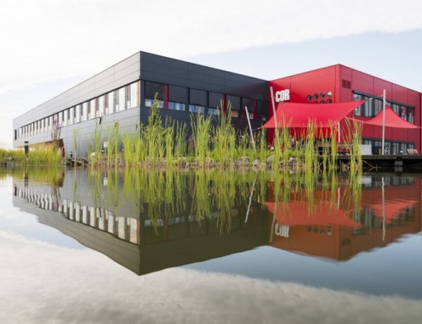 250 új munkahely a LEGO-nál – 53 milliárd forintból bővítik a nyíregyházi gyárat