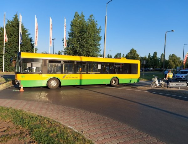 Autóbusz és személyautó ütközött a Kosbor utcai körforgalomban