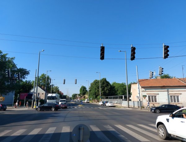 Műszaki hiba miatt nem működött a jelzőlámpa hétfő reggel a Kállói útnál