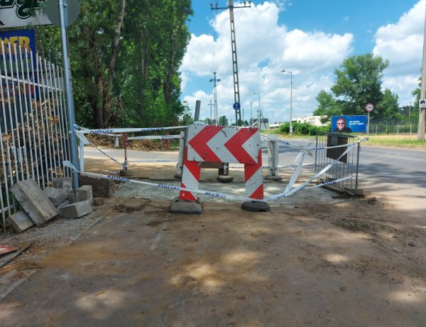 Helyreállítási munkálatokat végez a Nyírségvíz a Kállói úton, a vasúti átjáró közelében