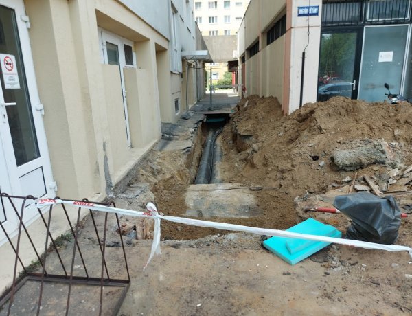 Még tartanak a Nyírtávhő munkálatai az Ungvár sétányon                   