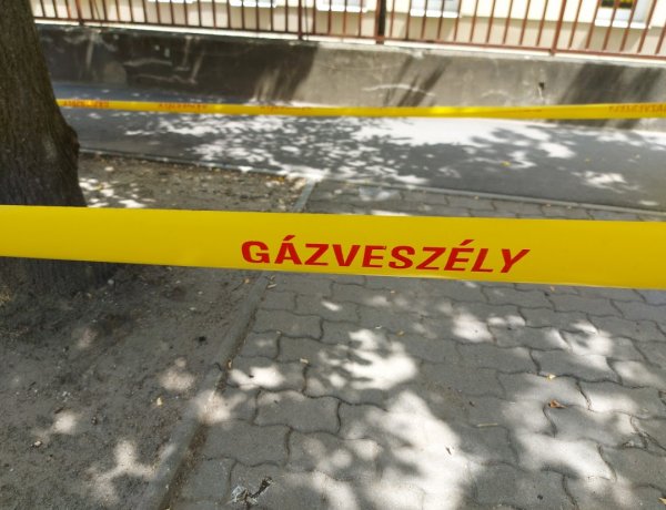 Lekerítettek egy 50 négyzetméteres parkolórészt a Jósa András utcán gázveszély miatt