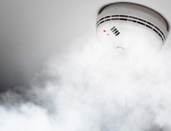 Jelzett a fürdőszobai szén-monoxid-érzékelő Nyíregyházán, egy Szarvas utcai lakásban