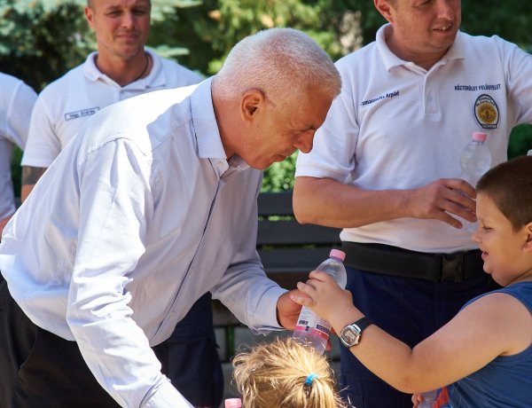 Vízosztás a hőségben – 9 és 21 óra között működnek a párakapuk a belvárosban