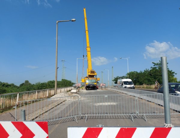 Áthidaló elemeket emeltek be a Tiszavasvári úti felüljárón forgalomkorlátozás mellett