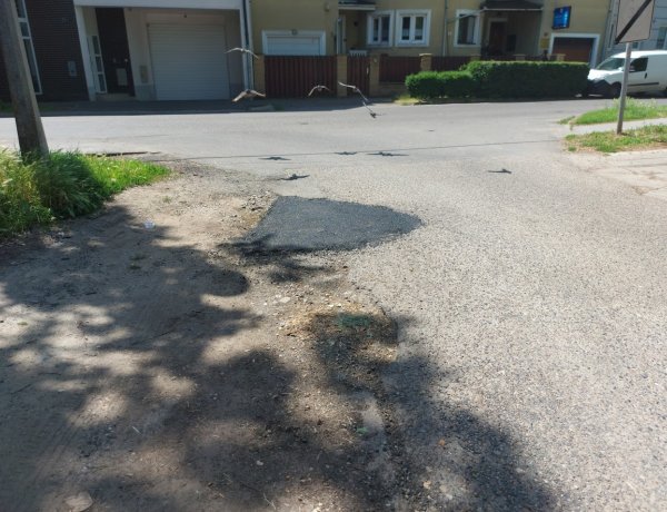 Kátyúzási munkálatokat végeztek a Sarkantyú utca és Homok sor felé vezető úton