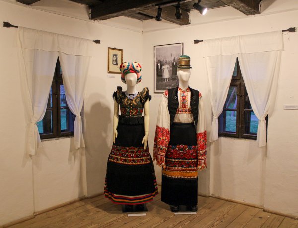 A matyó népművészet gazdag, színpompás anyagából nyílt időszaki kiállítás a skanzenben