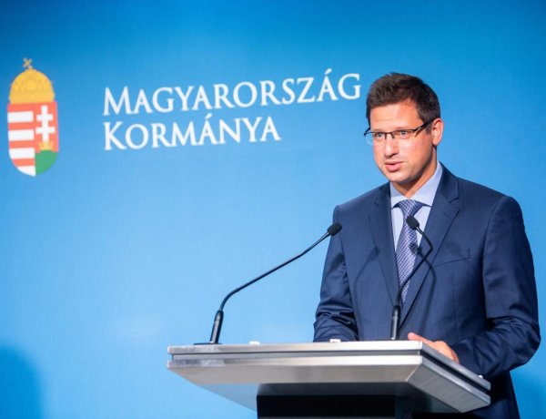 Gulyás Gergely: megszűnik a kötelező maszkhasználat 5,5 millió beoltott elérése esetén