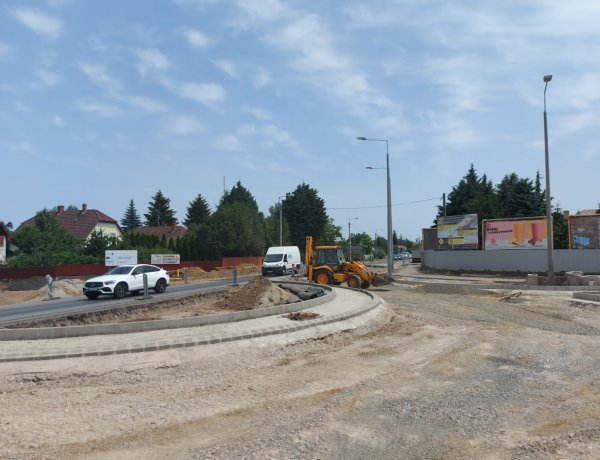 Már elkészült a körforgalmi ív fele a Kállói út és a Tünde utca kereszteződésében