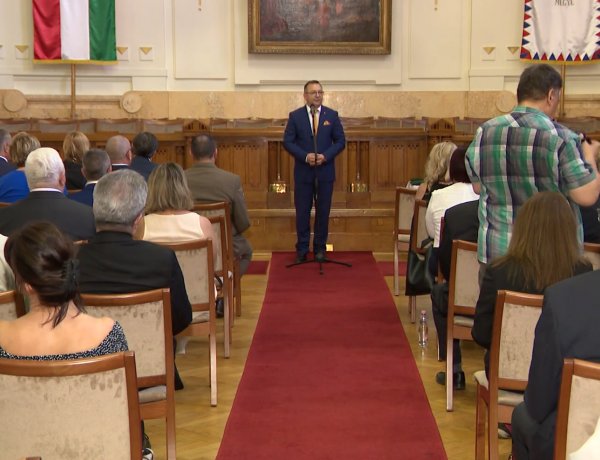 Emlékérem – Mintegy ötvenen kaptak elismerést a koronavírus-járvány elleni munkájukért