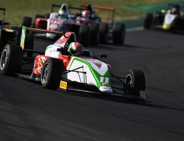 Dobogón a Formula 4-ben - Révész Levente második lett az újoncok között                