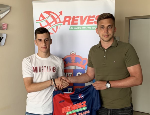 Játékosmozgás a Szparinál - Két saját nevelésű játékos szerződést kapott