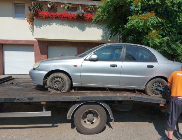 Roncsautók elszállítását végezték a Közterület-felügyelet jelenlétében Nyíregyházán