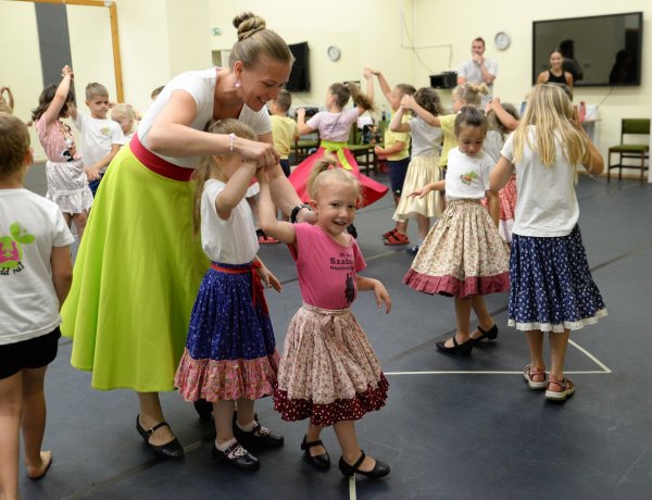 Néptánctanulás élményprogrammal! Táborozókkal van tele a Kölyökvár!