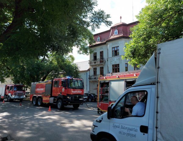 Tűz a belvárosban – Népszerű szórakozóhelynél csaptak fel a lángok