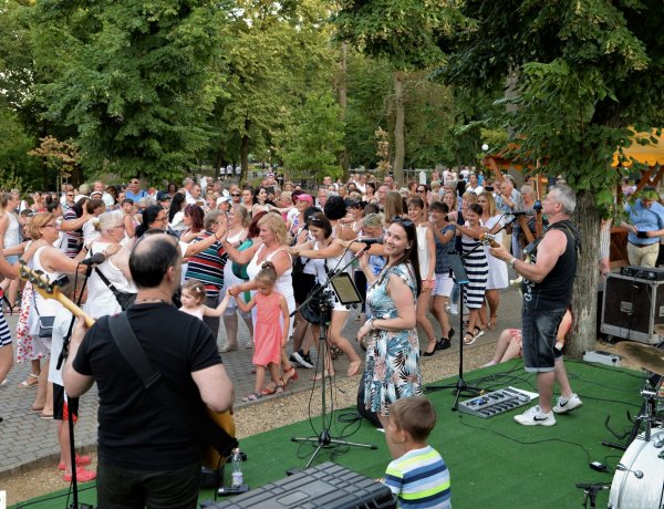 Felrobbantotta Sóstót az Eszterlánc! Tánccal fejezték ki összetartozásukat!