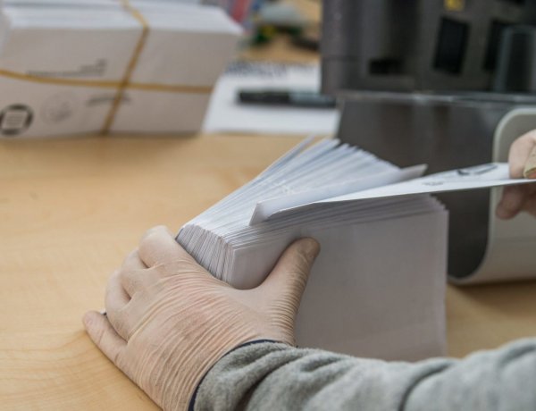 Már úton vannak a postaládákba a nemzeti konzultációt tartalmazó borítékok